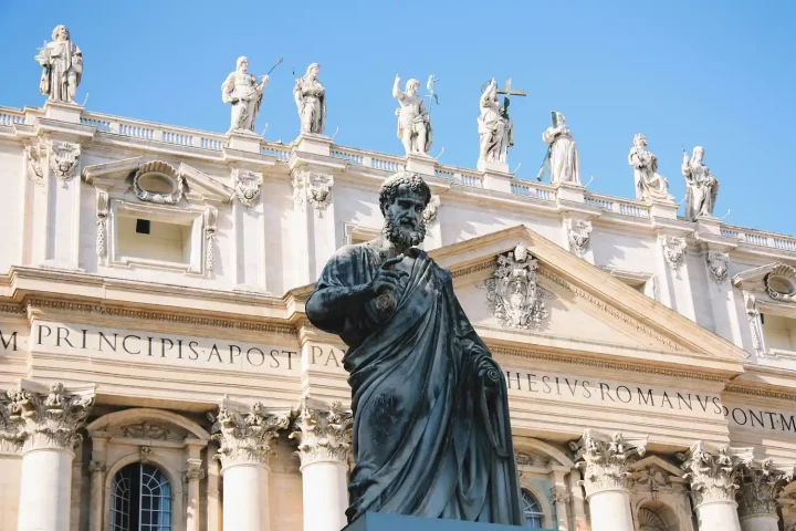 El papel de la Iglesia católica en la formación de Italia: Detalle de esculturas frente a la Basílica de San Pedro (Vaticano)