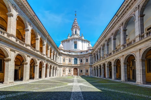 Escuelas de Italia: Foto de la iglesia de Sant'Ivo alla Sapienza ubicada en la Universidad de Roma.