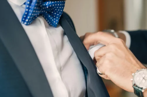 Foto del esposo de una ciudadana italiana preparándose para su boda