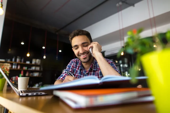 Hombre estudiando para el examen de italiano para ciudadania