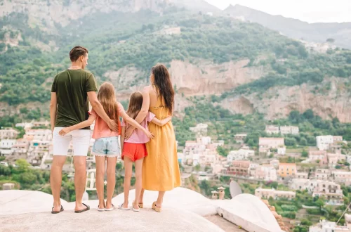 Familia italiana mirando la ciudad de Positano en Italia en la costa de Amalfi