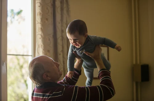 Familia italiana: Foto de un abuelo jugando con su nieto