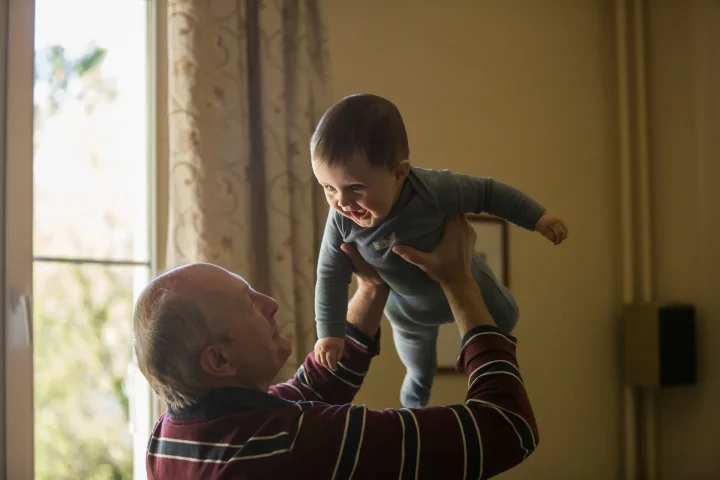 Familia italiana: Foto de un abuelo jugando con su nieto