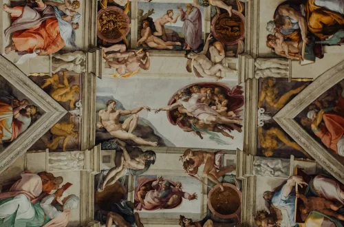 Familias italianas famosas en la historia: Foto del techo de la Capilla Sixtina, mostrando el arte de Miguel Ángel, famoso artista renacentista apoyado por Lorenzo de Médici