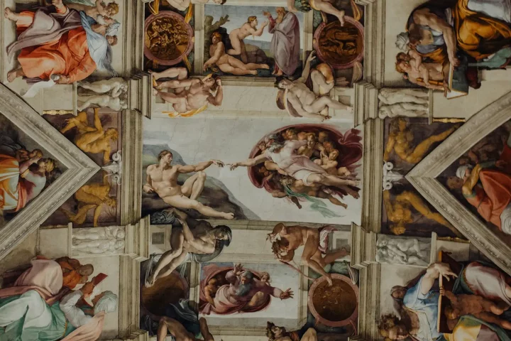 Familias italianas famosas en la historia: Foto del techo de la Capilla Sixtina, mostrando el arte de Miguel Ángel, famoso artista renacentista apoyado por Lorenzo de Médici