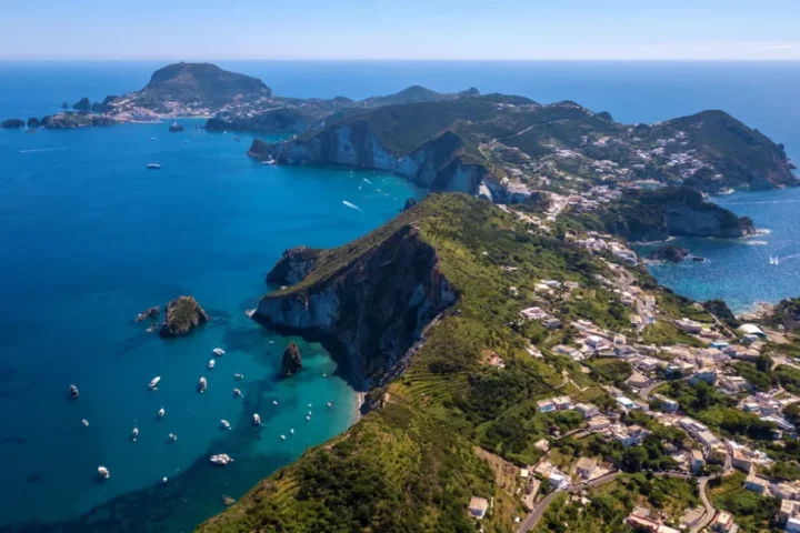 Descubre islas italianas menos conocidas: paraísos ocultos con playas, cultura y tranquilidad lejos del turismo masivo en Italia.