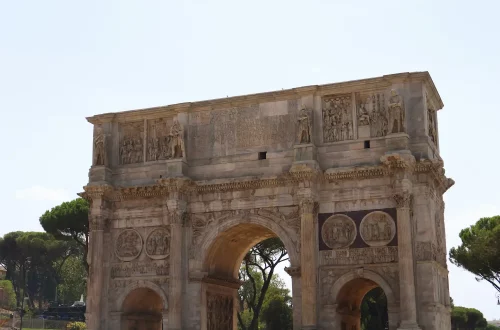 ¿Es verdad que Italia niega la ciudadanía por apellidos?: Foto del Arco de Constantino en Roma, mostrando las esculturas detalladas talladas en él