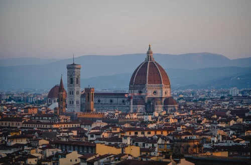 Descubre cómo el italiano en Italia varía por región, sus orígenes históricos y lenguas locales. ¿Se habla solo italiano? Aprende más aquí.