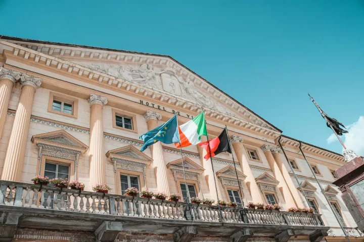 Ciudadanía italiana - ¿derecho adquirido o vínculo activo?: Foto de la fachada de un hotel histórico en el municipio de Aosta, Italia