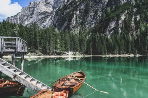 Lago di Braies en invierno: descubre por qué “desaparece”, cómo se congela y qué ver en cada estación en este lago mágico de los Dolomitas.