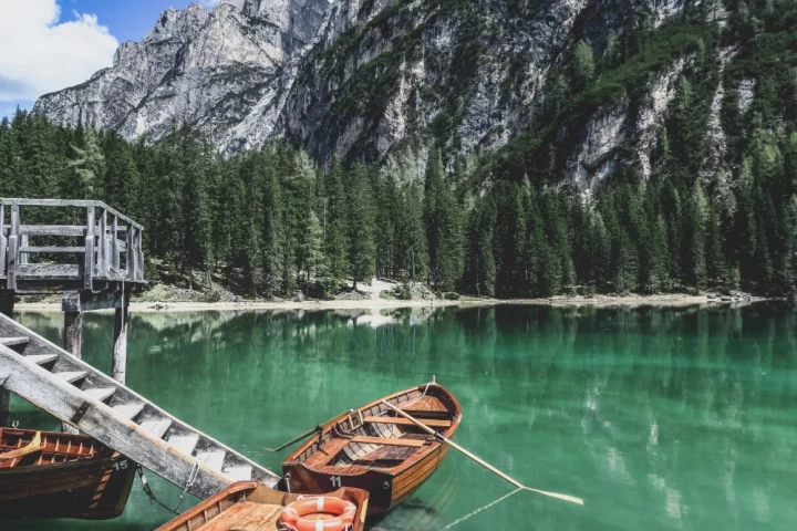 Lago di Braies en invierno: descubre por qué “desaparece”, cómo se congela y qué ver en cada estación en este lago mágico de los Dolomitas.