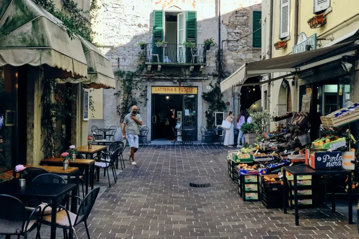 Lavoro in Italia: Foto de personas en un mercado callejero en Como, Italia