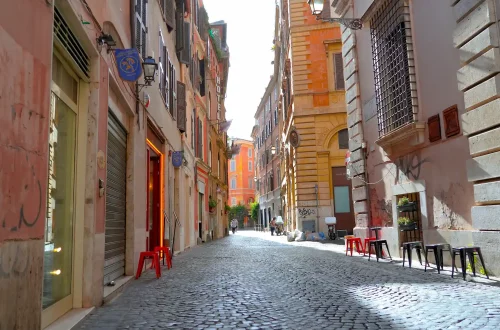 Leyendas urbanas sobre trámites consulares: Foto de una calle antigua en Roma