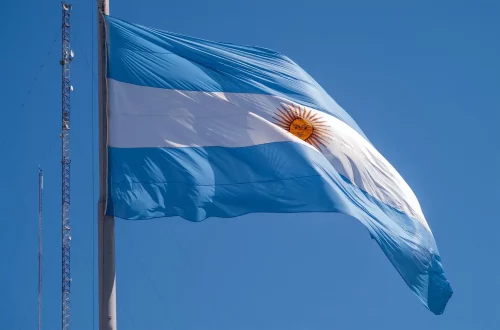 libreta-de-enrolamiento Historia de la libreta de enrolamiento: Foto de la bandera de Argentina con el cielo azul