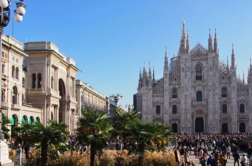 Lista de apellidos para nacionalidad italiana: Foto de turistas cerca del Duomo de Milán