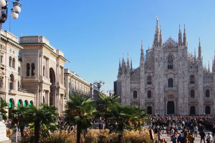 Lista de apellidos para nacionalidad italiana: Foto de turistas cerca del Duomo de Milán