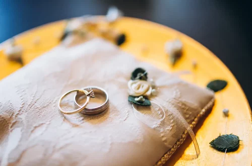 Matrimonio igualitario y ciudadanía italiana: Foto de un par de anillos de boda sobre un tapizado.