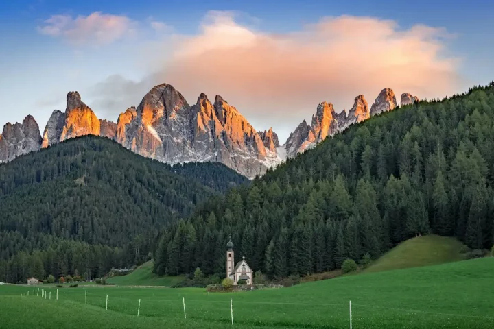 Los mejores lugares para vivir en Italia: Foto de una iglesia cerca de los Dolomitas, en los Alpes italianos