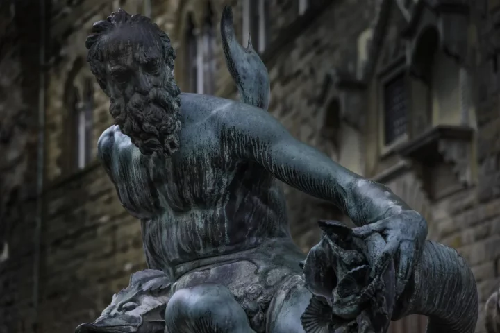 Descubre cómo la mitología romana influye en la cultura italiana actual: lenguaje, tradiciones, valores y símbolos que siguen vivos hoy.