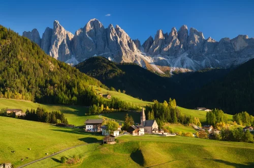 Descubre por qué las montañas Dolomitas son Patrimonio de la Humanidad: belleza natural, geología única y el fenómeno enrosadira. Guía completa.