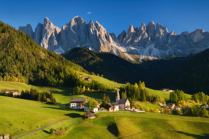 Descubre por qué las montañas Dolomitas son Patrimonio de la Humanidad: belleza natural, geología única y el fenómeno enrosadira. Guía completa.