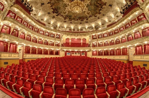 Descubre la ópera italiana: historia, compositores y obras clave para empezar. Conecta con la cultura italiana y su legado musical único.