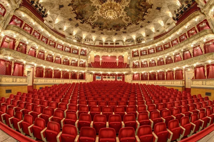 Descubre la ópera italiana: historia, compositores y obras clave para empezar. Conecta con la cultura italiana y su legado musical único.