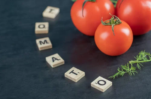 Descubre palabras italianas sin traducción y su significado cultural. Explora términos como magari o dolce far niente y su esencia italiana.