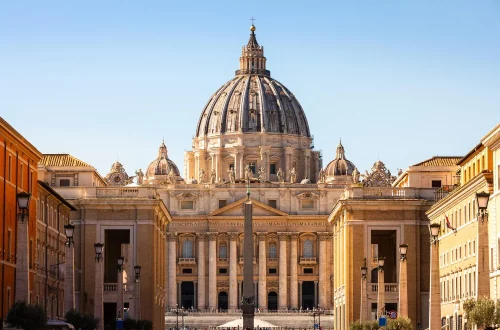 Conoce los papas polémicos de Italia: escándalos, contexto histórico y reformas que marcaron a la Iglesia. Análisis y su impacto actual.