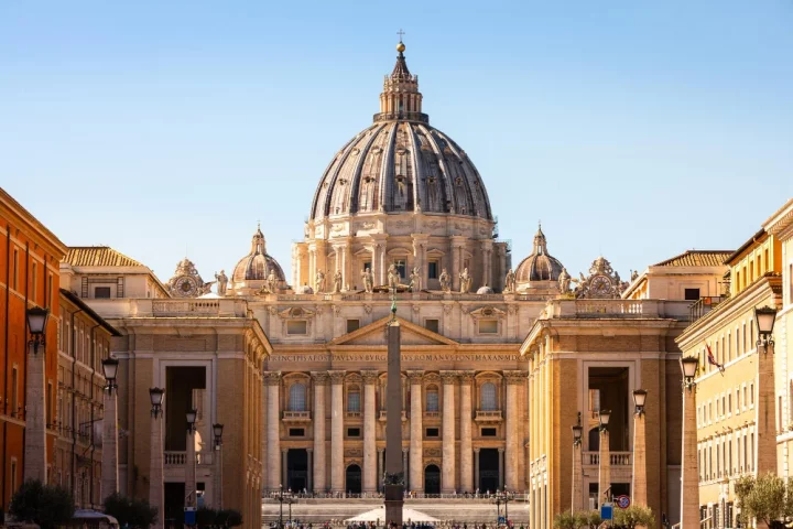 Conoce los papas polémicos de Italia: escándalos, contexto histórico y reformas que marcaron a la Iglesia. Análisis y su impacto actual.