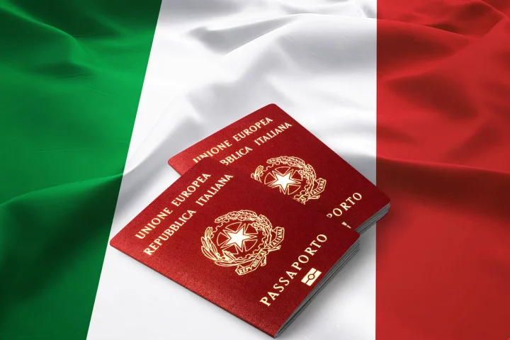 Pasaporte mas poderoso del mundo: Foto de dos pasaportes encima de la bandera italiana.