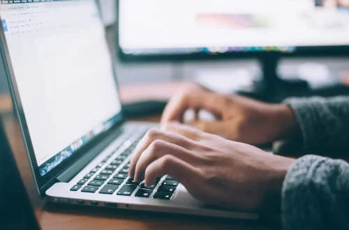 PEC y la ciudadanía italiana: Foto de una persona utilizando una notebook para enviar documentos
