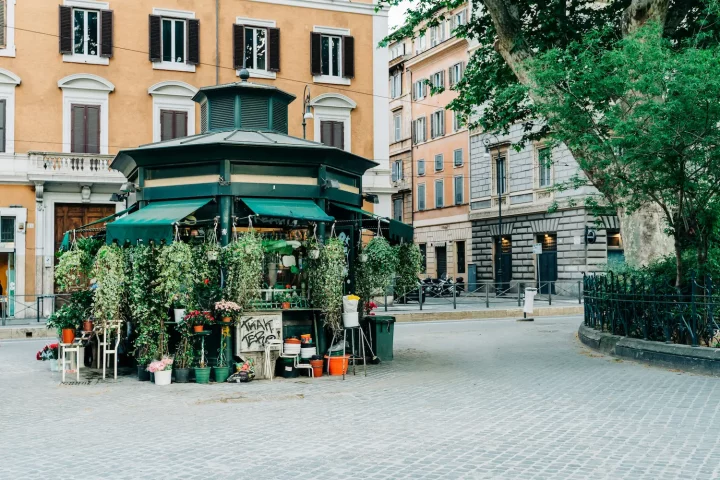 Profesional independiente en Italia: Foto de una tienda de flores en Roma.