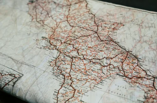 Regiones de Italia: Foto de un mapa de la región central italiana desplegado sobre una mesa