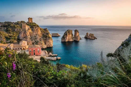 Regiones italianas con mejor calidad de vida: Foto del hotel Tonnara di Scopello, frente al mar en el municipio de Castellammare del Golfo