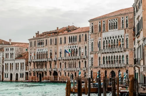 Requisitos para estudiar en Italia: Foto de fachadas de edificios en Venecia.
