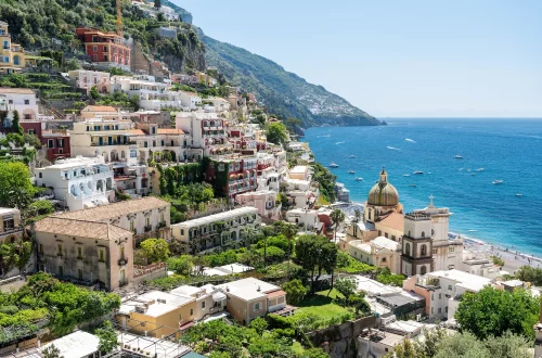 Requisitos para ser ciudadano italiano: Foto aérea de la comuna italiana de Positano.