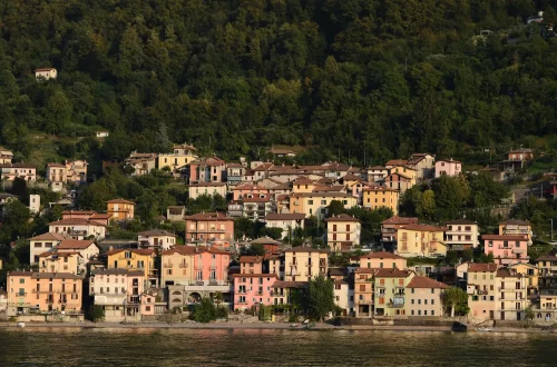 Cómo trabajar en Italia siendo colombiano: Foto de casas a orillas del lago Como