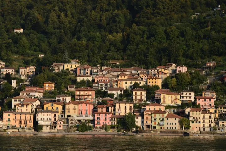 Cómo trabajar en Italia siendo colombiano: Foto de casas a orillas del lago Como