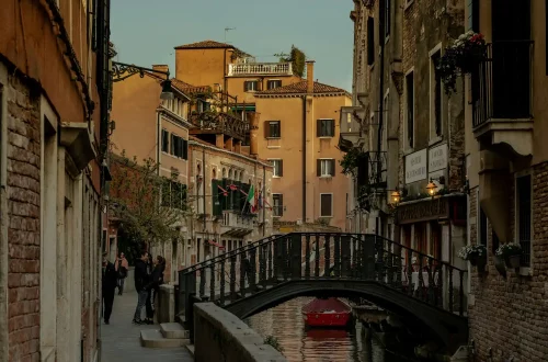 Requisitos para trabajar en Italia siendo peruano​: Foto de personas paseando por los canales de Venecia