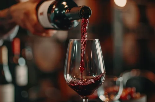 Descubre la ruta del vino en Italia: regiones, uvas y consejos para planificar tu viaje enológico y entender sus vinos más famosos.