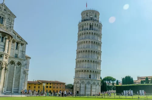 Foto de turistas alrededor de la Torre de Pisa