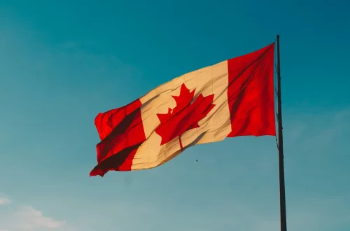 Trabajar en canadá con ciudadanía italiana: Foto de la bandera canadiense