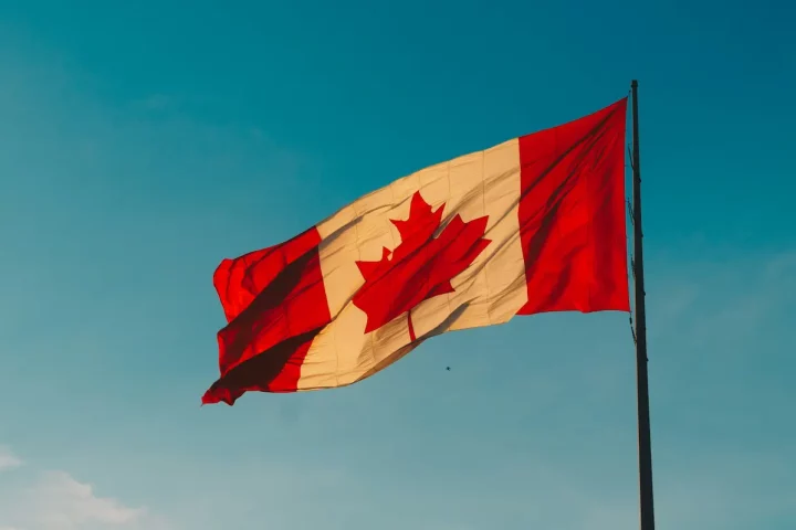 Trabajar en canadá con ciudadanía italiana: Foto de la bandera canadiense