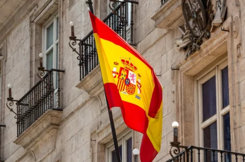 Trabajar en España con ciudadanía italiana permite residir y acceder al mercado laboral sin visa, cumpliendo trámites clave como NIE y Seguridad Social.
