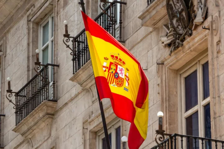 Trabajar en España con ciudadanía italiana permite residir y acceder al mercado laboral sin visa, cumpliendo trámites clave como NIE y Seguridad Social.