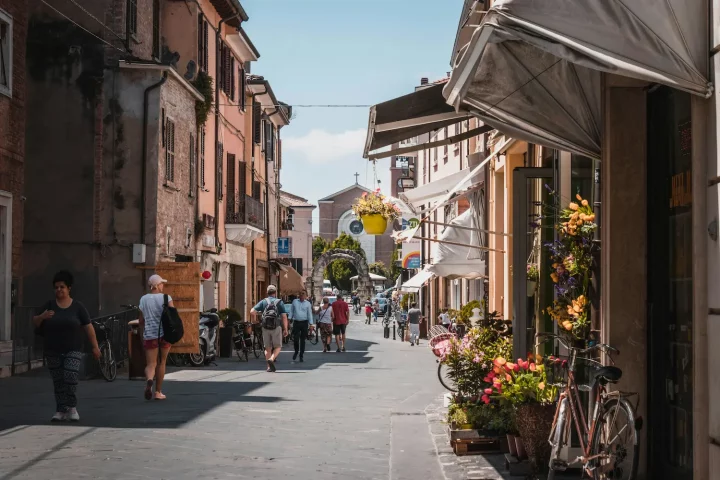 Trabajar en Italia: Foto de personas caminando por una calle italiana.