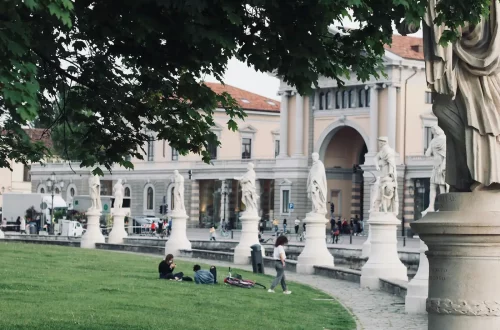 Trabajar en Italia siendo chileno: Foto de personas descansando en Prato della Valle en Padua