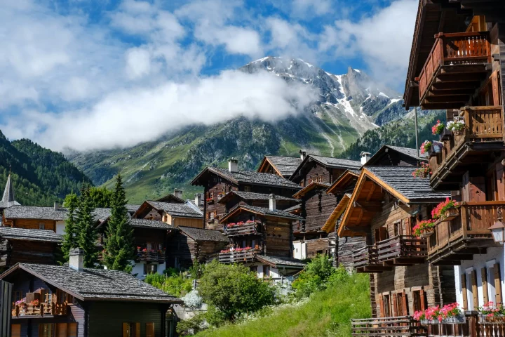 Trabajar en Suiza con pasaporte italiano: Foto de la ciudad de Grimentz, Suiza