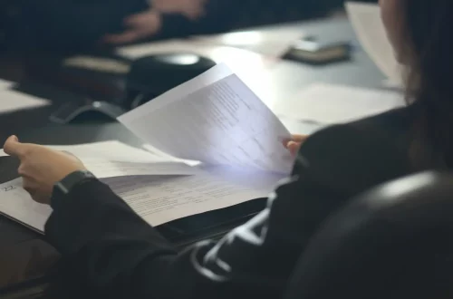 Foto de un traductor italiano argentino organizando documentos para ciudadanía.